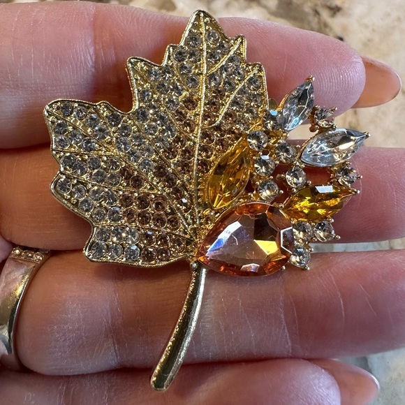 Jewelry - Maple Leaf Crystal Brooch w/White, Peach & Yellow Crystals Gold Tone Finish NEW